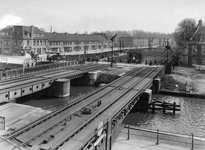 43996 Gezicht op de spoorbruggen over de Vaartsche Rijn te Utrecht (Jeremiebruggen), met de spoorwegovergang tussen de ...